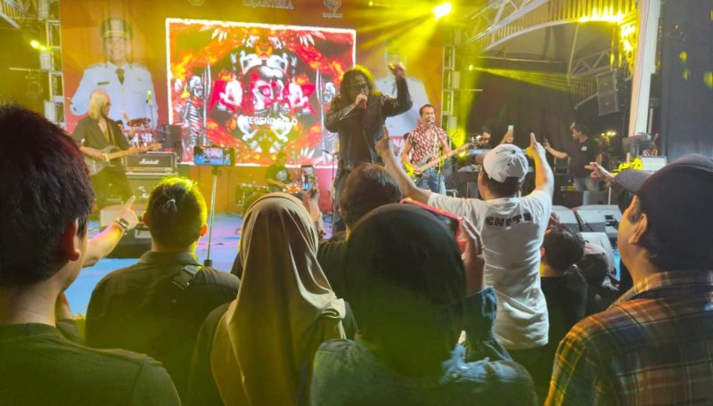 Kaisar, band rock legendaris dari Solo menutup penampilan mereka dengan tembang sejuta umat 