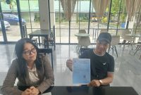 Deni Ramadani  pemilik lahan yang dicaplok untuk pembangunan gedung SMPN 3 Berambai bersama kuasa hukumnya Henny Puspitawati SH MH.(Foto Mercy)