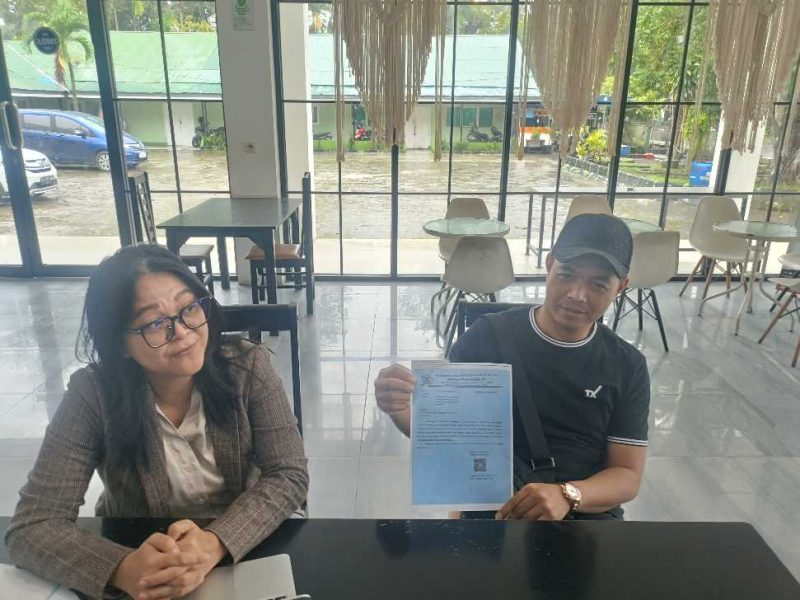 Deni Ramadani  pemilik lahan yang dicaplok untuk pembangunan gedung SMPN 3 Berambai bersama kuasa hukumnya Henny Puspitawati SH MH.(Foto Mercy)