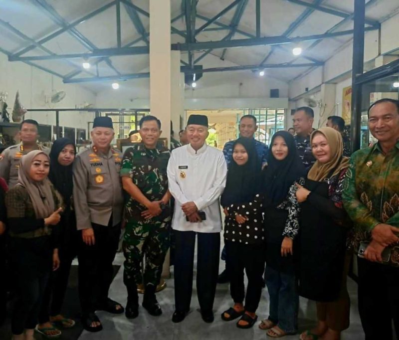 Gubernur Kalsel, H. Muhidin bersama  Pangdam XXII Tambun Bungai Mayjen TNI Zainul Arifin , Kapolda Kalsel Irjen Pol Rosyanto, Kabinda Brigjen Nurrulah dan jajaran Forkompinda lainnya usai santap siang di Depot Sari Patin Jalan Brigjen H Hasan Basri Banjarmasin (Foto Istimewa)