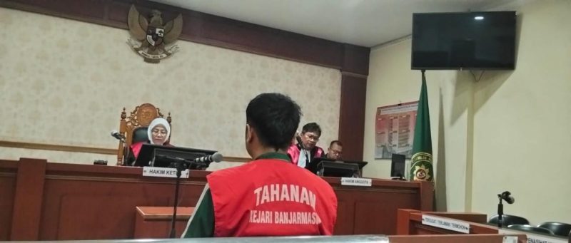Terdakwa Rendy Aditya Utama saat menjalani proses persidangan di PN Banjarmasin.(Foto Istimewa)
