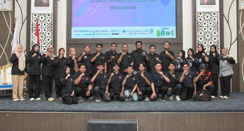 Mahasiswa berfoto Bersama Pengurus Serikat Media Siber Indonesia (SMSI) Kalimantan Selatan di Aula Kayuh Baimba