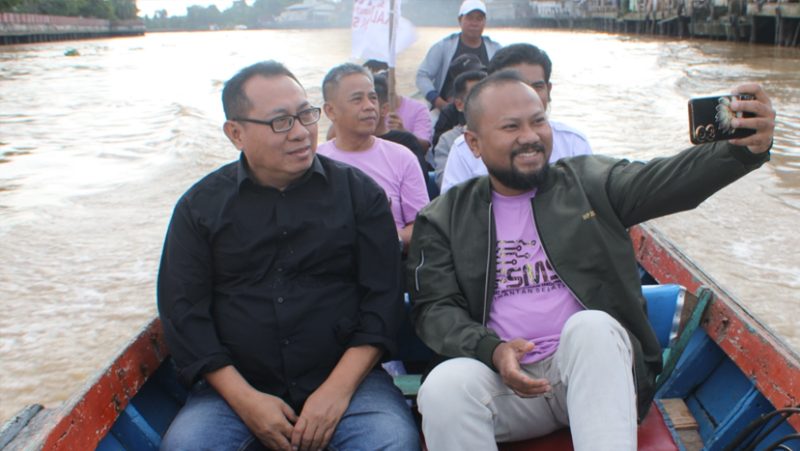 Ketum SMSI Firdaus beserta rombongan menjelajahi sungai di Kota Banjarmasin (F/Sukmahid)