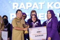 Menteri Dalam Negeri, Muhammad Tito Karnavian bersama Ketua Umum Tim Pembina Posyandu Pusat, Tri Tito Karnavian Menyerahkan Penghargaan kepada Hj Fathul Jannah Muhidin