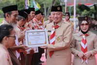 Ketua Majelis Pembimbing Daerah (Mabida) Gerakan Pramuka Kalimantan Selatan H Muhidin Menyerahkan Penghargaan