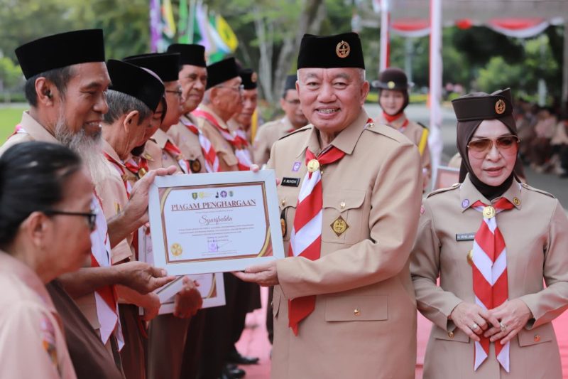 Ketua Majelis Pembimbing Daerah (Mabida) Gerakan Pramuka Kalimantan Selatan H Muhidin Menyerahkan Penghargaan