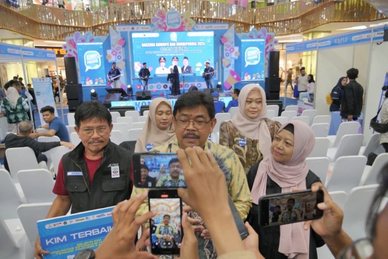 Plt Asisten Bidang Administrasi Umum Setdaprov Kalsel Dr H Muhamad Muslim, secara resmi menutup Rapat Kerja Daerah (Rakerda) dan Komdiphoria Diskominfo Kalsel 2025 di Banjarbaru
