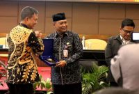 Gubernur Kalsel Haji Muhidin diwakili Kepala Biro Pemerintahan dan Otonomi Daerah Setdaprov Kalsel Rospana Sopian menerima penghargaan