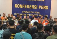 Gubernur Kalsel, H. Muhidin bersama Pangdam VI Mulawarman, Mayjen Mayjen TNI Rudy Rachmat Nugraha, Pangdam XXII Tambun Bungai Mayjen TNI Zainul Arifin ,Direktur Operasional Basarnas, Laksamana Pertama TNI Yudhi Bramantyo, Kapolda Kalsel Irjen Pol Rosyanto dan jajaran Forkompinda lainnya (Foto Mercy)