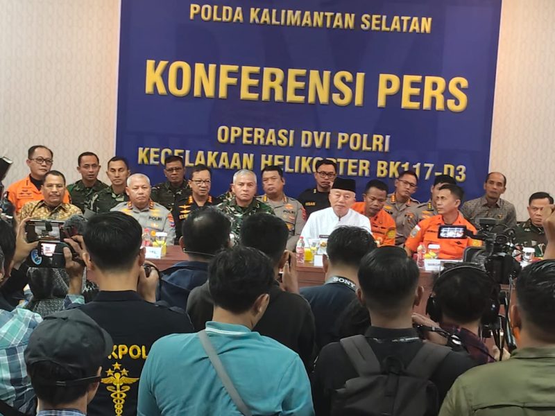 Gubernur Kalsel, H. Muhidin bersama Pangdam VI Mulawarman, Mayjen Mayjen TNI Rudy Rachmat Nugraha, Pangdam XXII Tambun Bungai Mayjen TNI Zainul Arifin ,Direktur Operasional Basarnas, Laksamana Pertama TNI Yudhi Bramantyo, Kapolda Kalsel Irjen Pol Rosyanto dan jajaran Forkompinda lainnya (Foto Mercy)