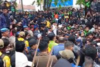 Ketua DPRD Kalsel H Supian HK didampingi Kapolda Kalsel Irjen Pol Rosyanto Yudha Hermawan nampak temui para peserta aksi depan Gedung DPRD Kalsel (Foto KBK.News)