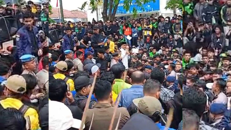 Ketua DPRD Kalsel H Supian HK didampingi Kapolda Kalsel Irjen Pol Rosyanto Yudha Hermawan nampak temui para peserta aksi depan Gedung DPRD Kalsel (Foto KBK.News)