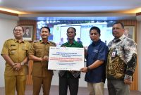 Wali Kota Banjarmasin, Muhammad Yamin HR menyerahkan secara simbolis Program Tanggung Jawab Sosial dan Lingkungan (TJSL)