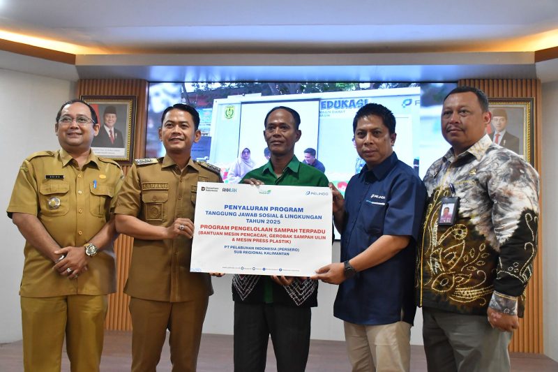 Wali Kota Banjarmasin, Muhammad Yamin HR menyerahkan secara simbolis Program Tanggung Jawab Sosial dan Lingkungan (TJSL)