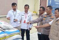 Wadireskrimsus AKBP Riza Muttaqin dan Kasubid Penmas ,Kompol Supriyadi dan Kasubdit I Indagsi Ditreskrimsus Polda Kalsel, AKBP Zaenal Arifien
saat menunjukkan barang bukti (Foto Iman Satria )