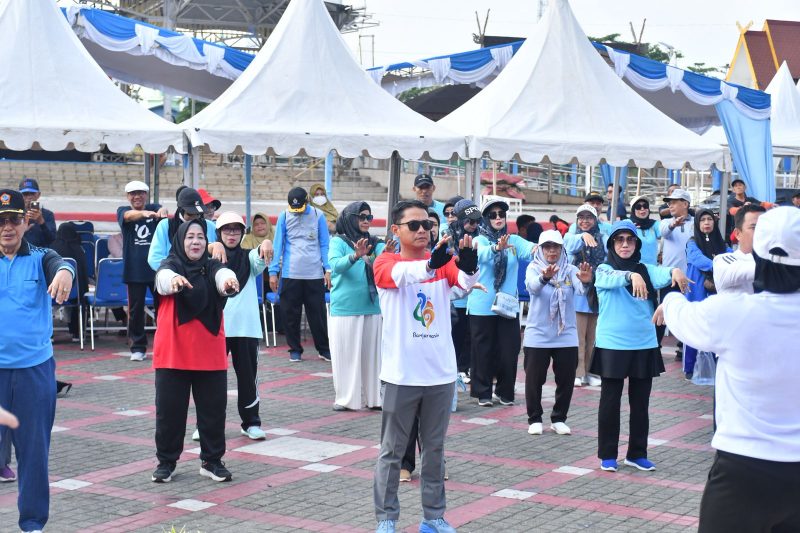 Wredatama Republik Indonesia (PWRI) gelar senam bersama Wali Kota Banjarmasin, HM Yamin HR dan masyarakat di halaman balai kota Banjarmasin