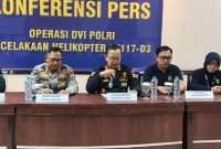Kabiddokkes Polda Kalsel, Kombes Pol Dr. Muhammad El Yandiko selaku DVI Commander, didampingi Kabid Humas Polda Kalsel Kombes Pol Adam Erwindi dan Tim DVI Mabes Polri dalam konferensi pers Minggu (7/9/2025) malam (Foto Mercy)