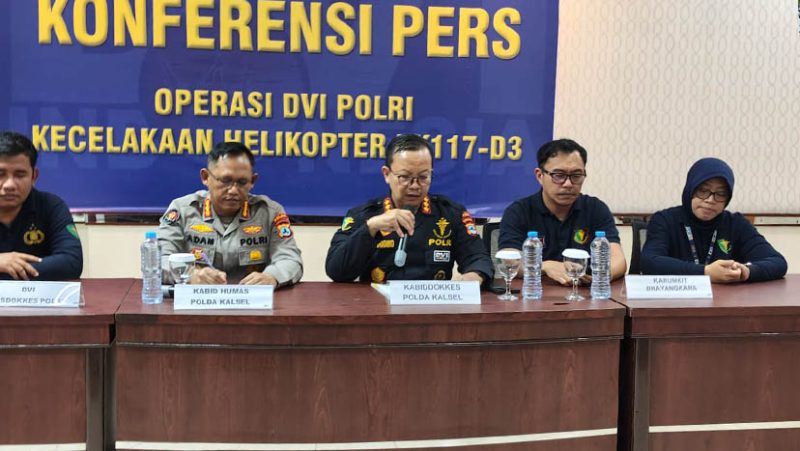 Kabiddokkes Polda Kalsel, Kombes Pol Dr. Muhammad El Yandiko selaku DVI Commander, didampingi Kabid Humas Polda Kalsel Kombes Pol Adam Erwindi dan Tim DVI Mabes Polri dalam konferensi pers Minggu (7/9/2025) malam (Foto Mercy)