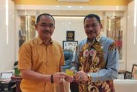 Almarhum AKBP (Purn) H Uskiansyah
berfoto bersama Sekretaris DPD Golkar Kalsel, H Supian HK saat memutuskan terjun ke politik saat pensiun (,Foto dokumen pribadi)