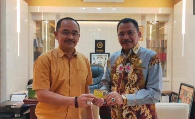 Almarhum AKBP (Purn) H Uskiansyah
berfoto bersama Sekretaris DPD Golkar Kalsel, H Supian HK saat memutuskan terjun ke politik saat pensiun (,Foto dokumen pribadi)