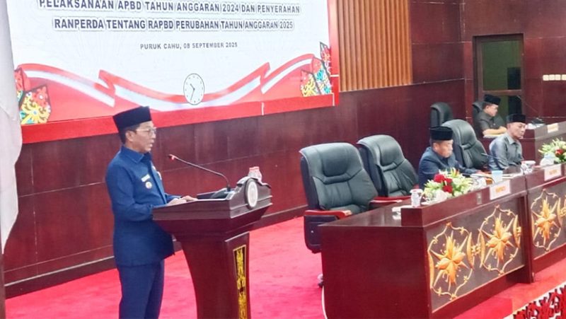 Bupati Heriyus saat memberikan sambutan pada sidang paripurna ke-7 masa sidang II tahun 2025 (foto: Maya)
