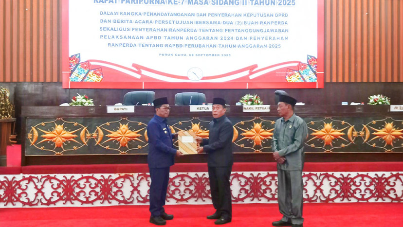 Penyerahan persetujuan 2 buah Ranperda (foto : Maya)