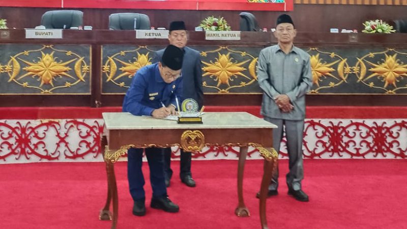 Penandatangan bersama persetujuan 2 buah Ranperda (foto : Maya)