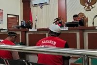 Muhammad Yamani dan Afrial Norma Saputra saat dilakukan pemeriksaan oleh majelis hakim yang mengadili mereka.