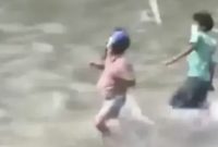 Menteri Keuangan Nepal Bishnu Prasad Paudel dikejar demonstran hingga masuk ke sungai. Foto: X (Twitter)