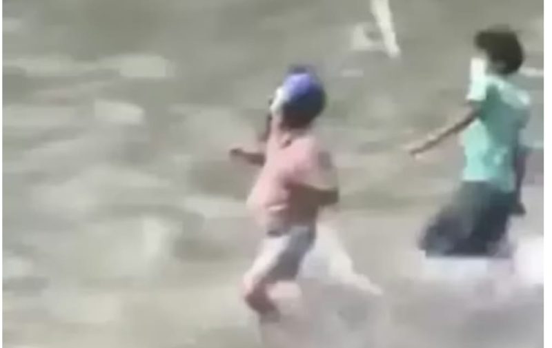 Menteri Keuangan Nepal Bishnu Prasad Paudel dikejar demonstran hingga masuk ke sungai. Foto: X (Twitter)