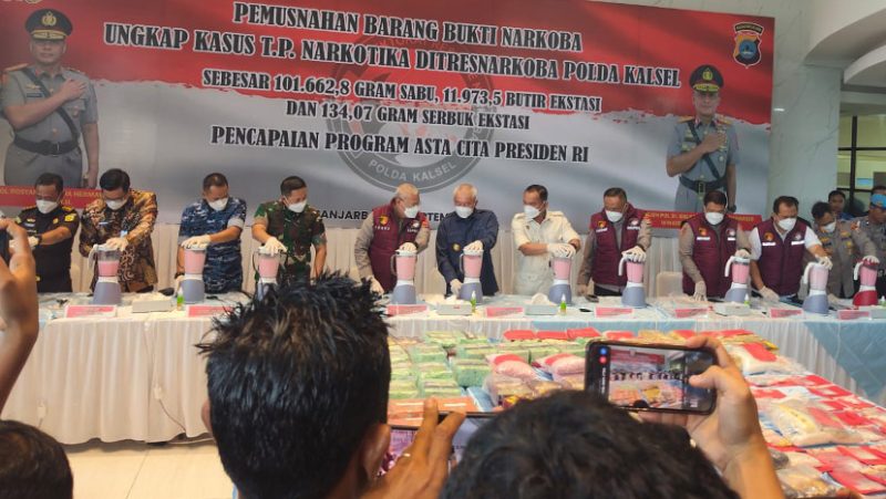 Disaksikan 60 Tersangka, Polda Kalsel Musnahkan 101 Kilogram Sabu dan 11 Ribu Butir Pil Ekstasi (Foto Mercy)