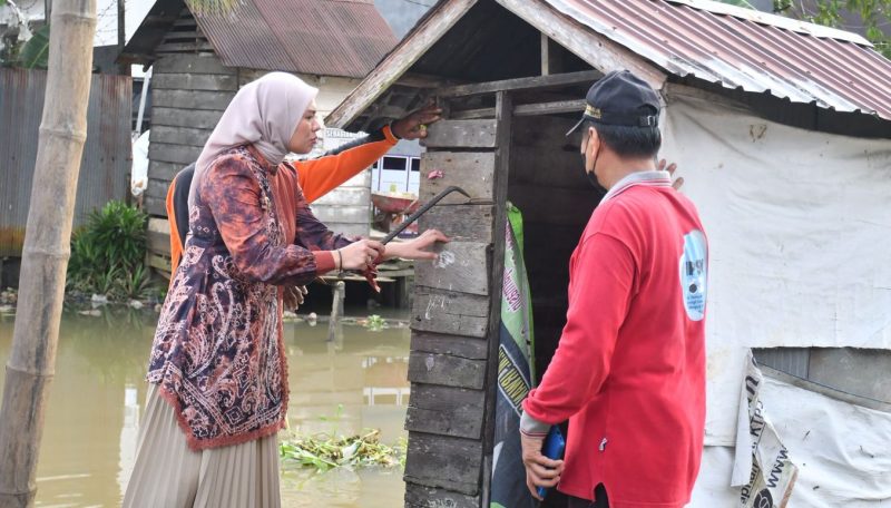 Pembongkaran jamban dilakukan langsung oleh Wakil Wali Kota Banjarmasin, Ananda.