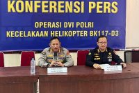 Kabid Dokkes Polda Kalsel, Kombes Pol Muhammad El Yandiko, didampingi Kabid Humas Kombes Pol Adam Erwindi dalam konferensi pers di Aula RS Bhayangkara Banjarmasin, Sabtu (13/9/2025) (Foto Istimewa)