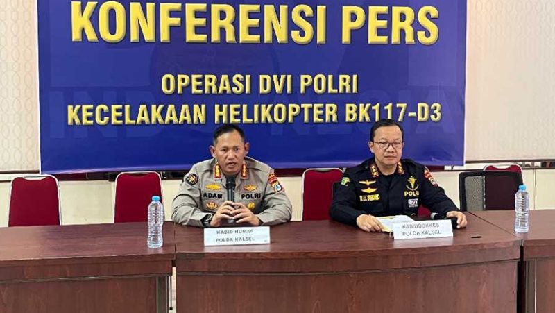 Kabid Dokkes Polda Kalsel, Kombes Pol Muhammad El Yandiko, didampingi Kabid Humas Kombes Pol Adam Erwindi dalam konferensi pers di Aula RS Bhayangkara Banjarmasin, Sabtu (13/9/2025) (Foto Istimewa)