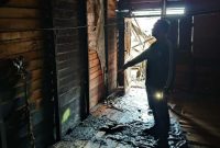 Inilah rumah kosong di Gang Srikandi Kelayan A yang terbakar membubuk di dalam, diduga karena dibakar seorang remaja yang diamankan pihak Polsek Banjarmasin Selatan, Senin (15/9/2025) dinihari. (foto:istimewa)