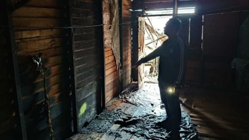 Inilah rumah kosong di Gang Srikandi Kelayan A yang terbakar membubuk di dalam, diduga karena dibakar seorang remaja yang diamankan pihak Polsek Banjarmasin Selatan, Senin (15/9/2025) dinihari. (foto:istimewa)