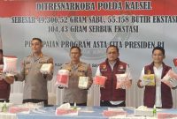 Dirresnarkoba Polda Kalsel Kombes Pol Baktiar Joko Mujiono, didampingi Kabid Humas Kombes Pol Adam Jo Erwindi, Kabid Propam Kombes Pol Herry Purnomo, Wadirresnarkoba AKBP Dody Harza Kusumah, serta Kasubdit 3 AKBP Ade Harri saat press conference, Selasa (16/9/2025) (Foto Mercy)