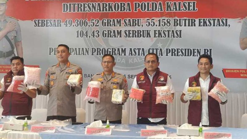 Dirresnarkoba Polda Kalsel Kombes Pol Baktiar Joko Mujiono, didampingi Kabid Humas Kombes Pol Adam Jo Erwindi, Kabid Propam Kombes Pol Herry Purnomo, Wadirresnarkoba AKBP Dody Harza Kusumah, serta Kasubdit 3 AKBP Ade Harri saat press conference, Selasa (16/9/2025) (Foto Mercy)