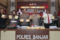 Kapolres Banjar AKBP Dr Fadli bersama jajarannya saat memimpin gelar tangkapan narkoba 19 Kg Sabu-sabu dalam Press Conference Narkotika yang digelar di Aula SAR setempat, Senin (15/09/2025). (foto:istimewa)