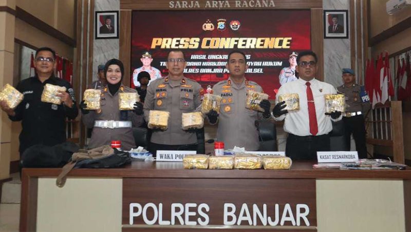 Kapolres Banjar AKBP Dr Fadli bersama jajarannya saat memimpin gelar tangkapan narkoba 19 Kg Sabu-sabu dalam Press Conference Narkotika yang digelar di Aula SAR setempat, Senin (15/09/2025). (foto:istimewa)