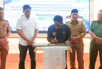 Bupati Heriyus saat melaunching kartu Mura Hebat Sehat Plus dan meresmikan Ruang Rawat Inap Bedah Anak dan Penyakit Dalam RSUD Puruk Cahu (foto: Maya)