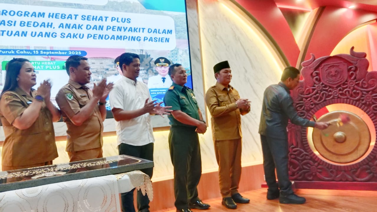 Bupati Heriyus saat melaunching kartu Mura Hebat Sehat Plus dan meresmikan Ruang Rawat Inap Bedah Anak dan Penyakit Dalam RSUD Puruk Cahu (foto: Maya)