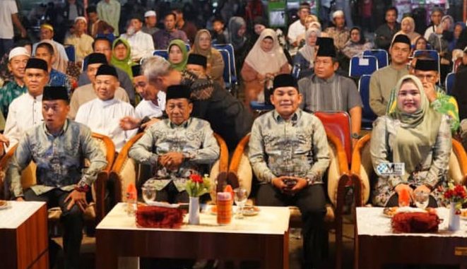 Ketua DPRD Mura Rumiadi (depan paling kiri) saat menghadiri pembukaan STQ (foto: istimewa)
