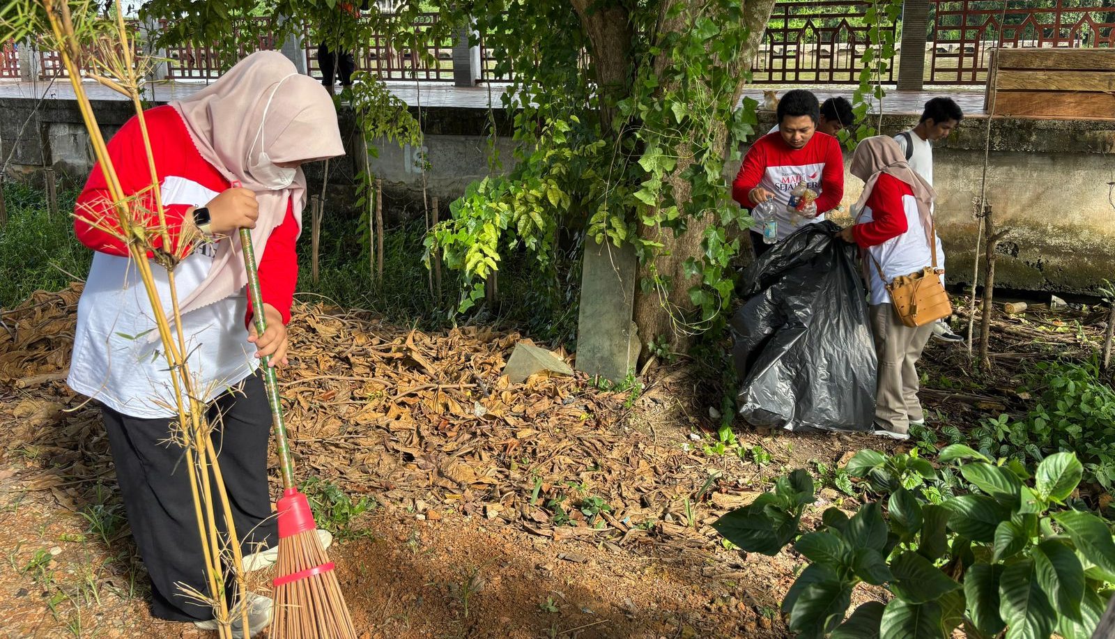 Dinas Komunikasi, Informatika, dan Statistik (Diskominfotik) Kota Banjarmasin melaksanakan gotong royong bersih-bersih di kawasan RK Ilir