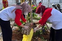 Dinas Komunikasi, Informatika, dan Statistik (Diskominfotik) Kota Banjarmasin melaksanakan gotong royong bersih-bersih di kawasan RK Ilir