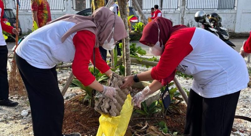 Dinas Komunikasi, Informatika, dan Statistik (Diskominfotik) Kota Banjarmasin melaksanakan gotong royong bersih-bersih di kawasan RK Ilir