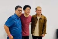 Alfian (kiri) pemilik Studio Malaka yang dilaporkan hilang sejak Selasa (16/9/2025) saat foto bersama putranya drummer NOAH, Rio Alief (Kanan) dan sang vokalis Ariel NOAH (Foto Istimewa)