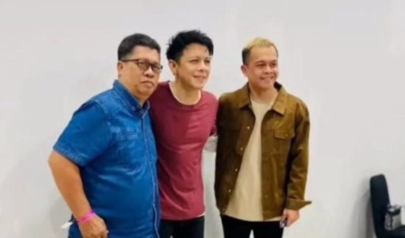 Alfian (kiri) pemilik Studio Malaka yang dilaporkan hilang sejak Selasa (16/9/2025) saat foto bersama putranya drummer NOAH, Rio Alief (Kanan) dan sang vokalis Ariel NOAH (Foto Istimewa)