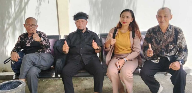 H.M Nizar Tanjung bersama tim saat foto bersama usai memberikan keterangan kepada sejumlah wartawan ( Foto Istimewa)