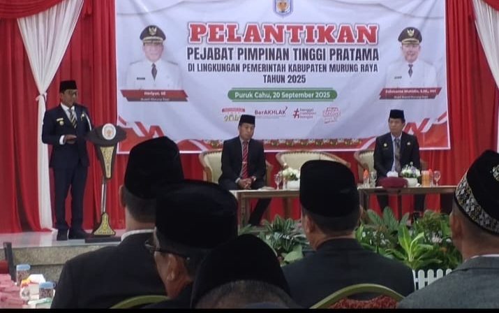Bupati Heriyus saat melantik dan mengambil sumpah janji jabatan eselon II di aula rujab Bupati (foto: Maya)